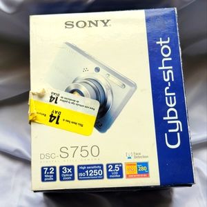 Sony DSC S750 CyberShot Camera